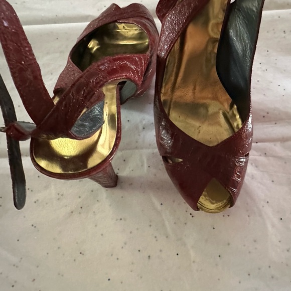 Stuart Weisman, red ankle strap heal - Picture 4 of 7